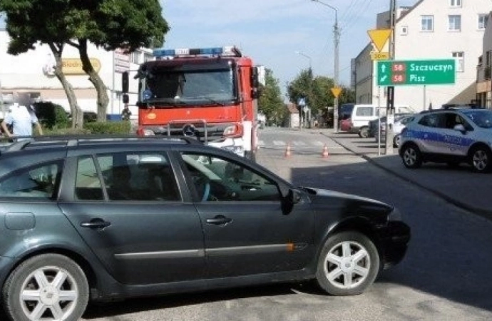 W Białej Piskiej zaparkowany samochód stoczył się na pieszą.