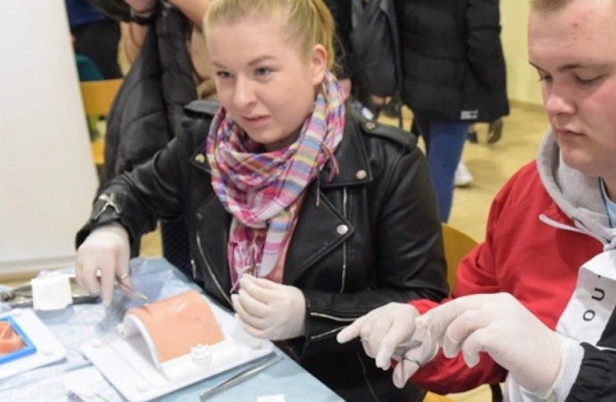 Studenci Uniwersytetu Warmińsko-Mazurskiego wygrali Mistrzostwa Polski w Szyciu Chirurgicznym.